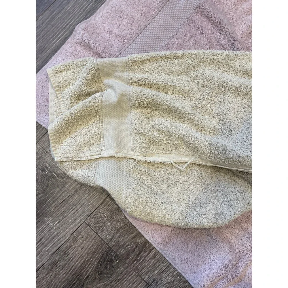 8 bath towels , 2 Hand and 3 washcloths